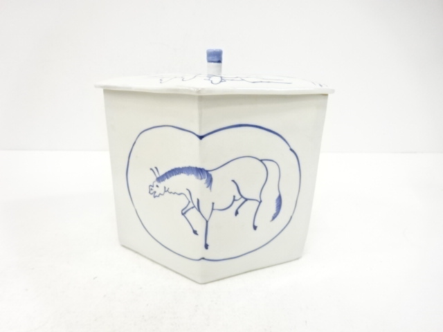  春暁造　染付　菱馬　水指